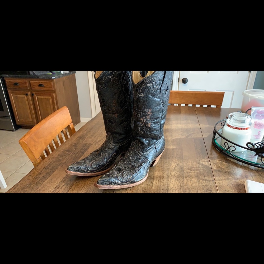 CORRAL black inlay boots size 9.